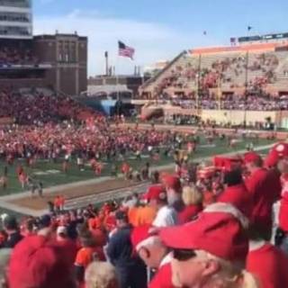Video Illinois Trolls Wisconsin By Playing Jump Around After Huge Upset Victory Start Magazine