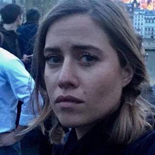 Emma Smetana A Jeji Zniceny Vyraz U Horici Katedraly Notre Dame